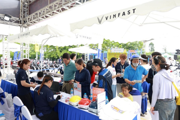 Khu vực đăng ký trải nghiệm xe máy điện luôn tấp nập khách hàng