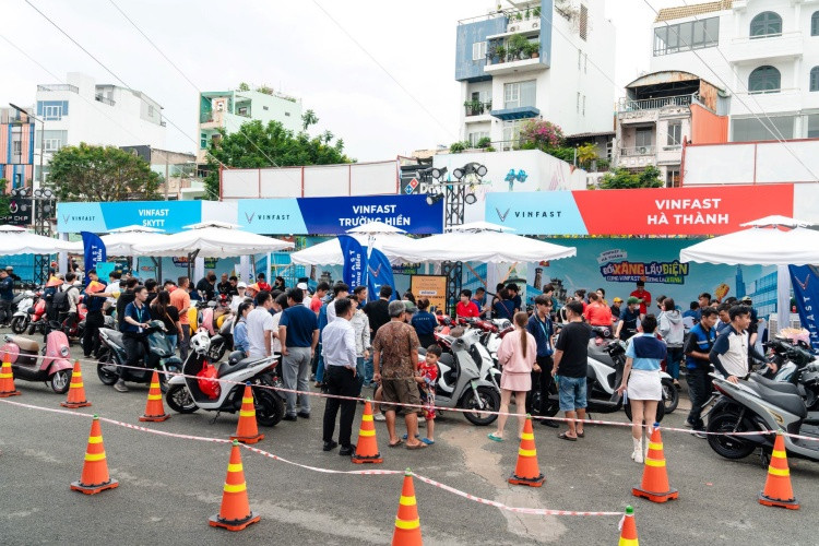 Sự kiện “Đổi xăng lấy điện - Cùng VinFast kiến tạo tương lai xanh” thu hút đông đảo khách hàng, đặc biệt là giới tài xế.