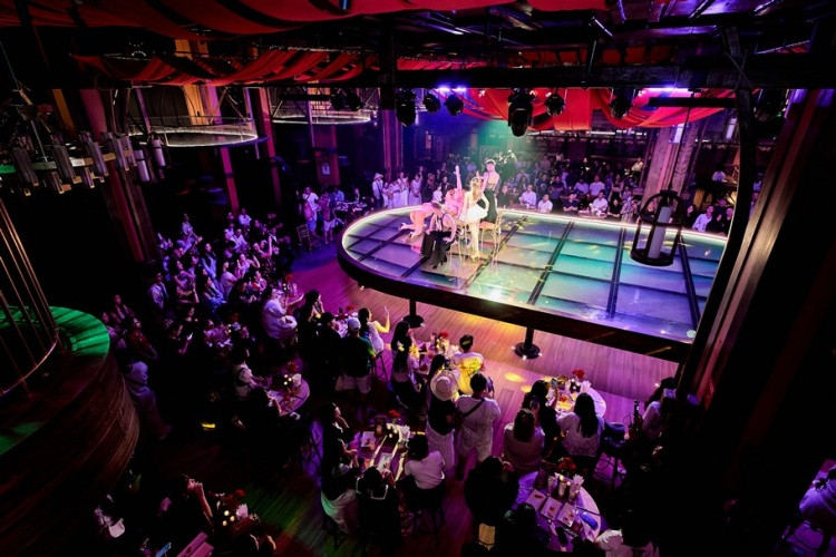 Sân khấu 360 độ cho phép nghệ sĩ thỏa sức thăng hoa với nghệ thuật Cabaret và thu hút mọi ánh nhìn của du khách Sân khấu 360 độ cho phép nghệ sĩ thỏa sức thăng hoa với nghệ thuật Cabaret và thu hút mọi ánh nhìn của du khách