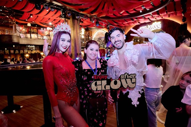 …và giao lưu với nghệ sĩ, diễn viên sau show …và giao lưu với nghệ sĩ, diễn viên sau show