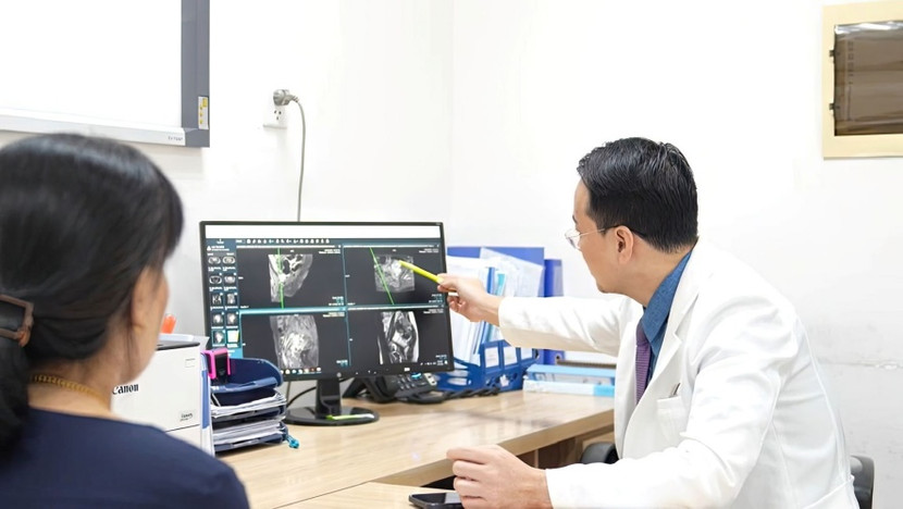 BSCKII Nguyễn Chí Quang - Trưởng khoa Sản Phụ khoa (Vinmec Central Park) giải thích chi tiết về hình ảnh khối u và quá trình điều trị cho bệnh nhân