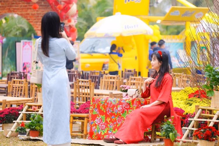 Các tiểu cảnh giúp các chị em phụ nữ sở hữu những bộ ảnh Tết xưa độc đáo Các tiểu cảnh giúp các chị em phụ nữ sở hữu những bộ ảnh Tết xưa độc đáo