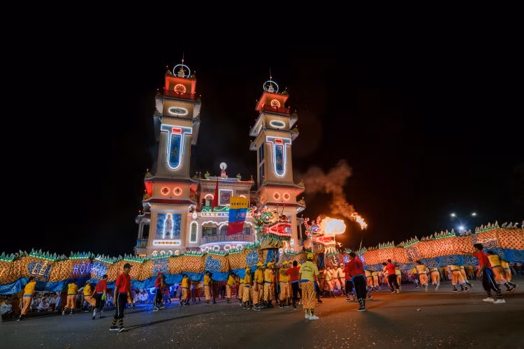 Hoạt động hội náo nhiệt tại Tòa Thánh Cao Đài. Ảnh: Sun World Ba Den Mountain Hoạt động hội náo nhiệt tại Tòa Thánh Cao Đài. Ảnh: Sun World Ba Den Mountain