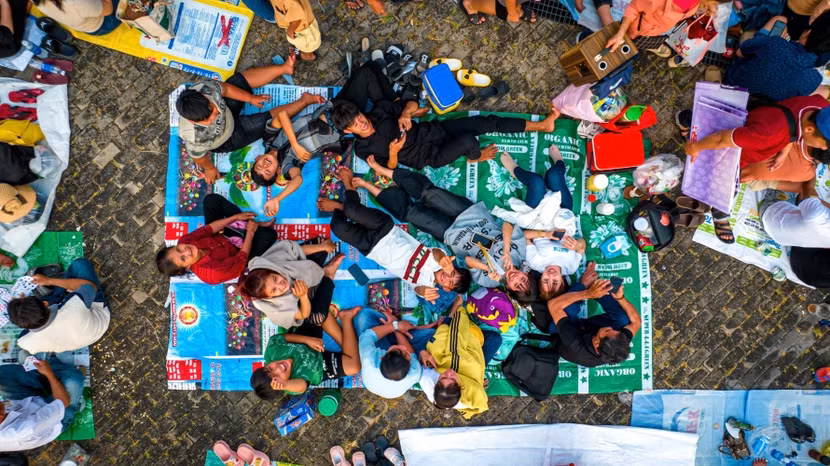 Người dân trải chiếu chơi hội Nguyên tiêu tại chân núi Bà Đen. Ảnh: Minh Tú - Bùi Văn Hải Người dân trải chiếu chơi hội Nguyên tiêu tại chân núi Bà Đen. Ảnh: Minh Tú - Bùi Văn Hải