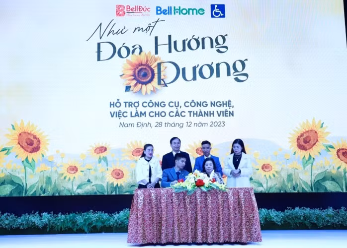 Dự án “Như một đóa hướng dương” hỗ trợ công cụ, việc làm cho người khuyết tật