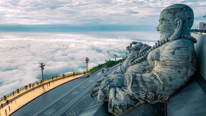 Tôn tượng Di Lặc Bồ Tát trên đỉnh núi Bà Đen. Ảnh: Minh Tú