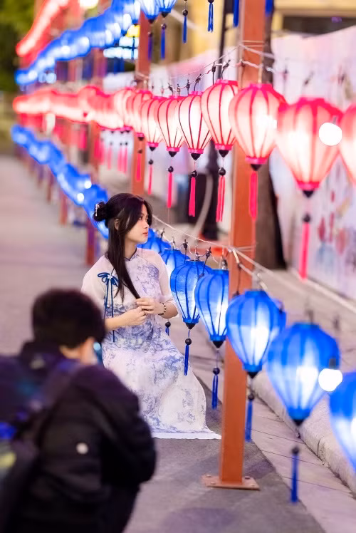 Du khách xúng xính áo hoa tới Lễ hội Ánh sáng phương Đông cầu mong may mắn trong năm mới Du khách xúng xính áo hoa tới Lễ hội Ánh sáng phương Đông cầu mong may mắn trong năm mới
