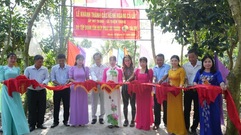 Cắt băng khánh thành cầu Kênh Ngang Cả Lầy. Cắt băng khánh thành cầu Kênh Ngang Cả Lầy.