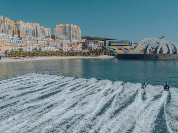 Những vận động viên Jetski luyện tập trình diễn trước thềm show ra mắt. Những vận động viên Jetski luyện tập trình diễn trước thềm show ra mắt.