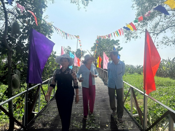 Người dân vui mừng trong ngày khánh thành cầu Kênh Ngang Cả Lầy. Người dân vui mừng trong ngày khánh thành cầu Kênh Ngang Cả Lầy.