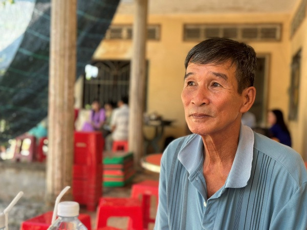 Ông Út Lẫm, một người dân có nhà ngay chân cầu Kênh Ngang Cả Lầy vui mừng trong ngày khánh thành cầu. Ông Út Lẫm, một người dân có nhà ngay chân cầu Kênh Ngang Cả Lầy vui mừng trong ngày khánh thành cầu.