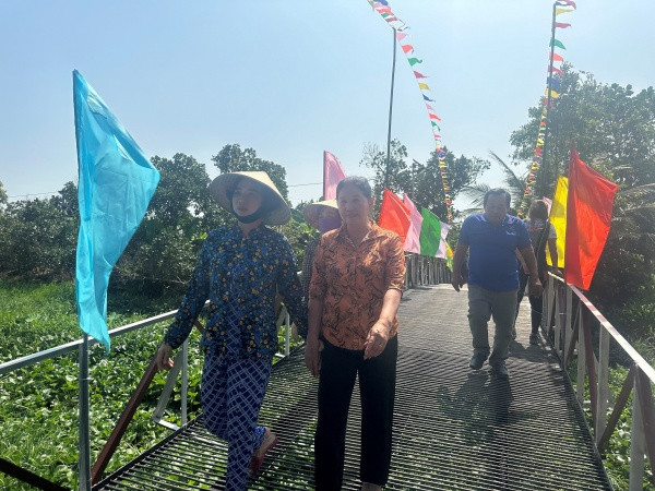 Bà con người dân ấp Mỹ Trinh háo hức đi trên cầu Kênh Ngang Cả Lầy trong ngày khánh thành vào dịp cuối năm. Bà con người dân ấp Mỹ Trinh háo hức đi trên cầu Kênh Ngang Cả Lầy trong ngày khánh thành vào dịp cuối năm.