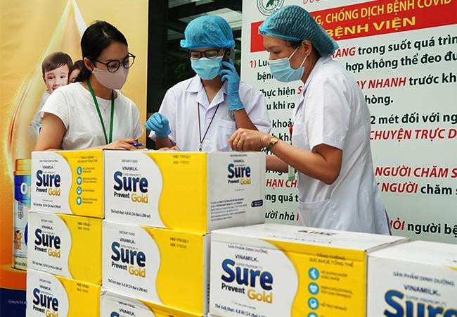 Sản phẩm sữa Sure Prevent Gold được bổ sung 29 vitamin khoáng chất thiết yếu và chiết xuất mầm bông cải xanh giàu Glucoraphanin sẽ giúp đáp ứng nhu cầu bổ sung dinh dưỡng đặc biệt cho bệnh nhân cao tuổi, hiện đang được điều trị Covid-19.