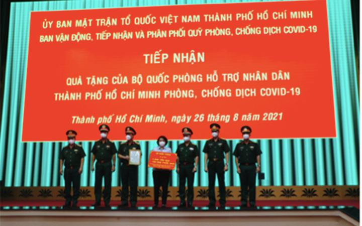 Lãnh đạo TP. HCM tiếp nhận phần quà biểu trưng