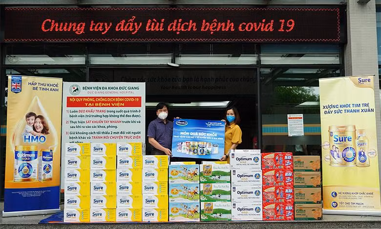 Song song với việc hỗ trợ người tiêu dùng, Vinamilk đã thực hiện nhiều chương trình vì cộng đồng như tiếp sức tuyến đầu tại 50 bệnh viện, tặng 45.000 phần quà cho người dân gặp khó khăn…
