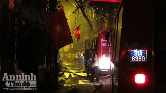 9 xe chữa cháy, xe chuyên dùng được huy động đến hiện trường