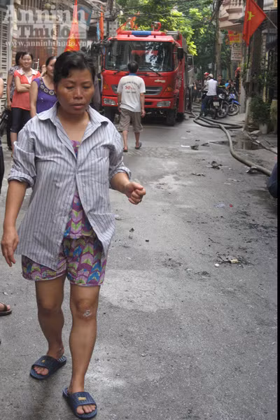 Trụ nước trên phố Nguyễn Ngọc Nại can khô Bà Dư bị trầy xước chân tay khi thoát chạy Trụ nước trên phố Nguyễn Ngọc Nại can khô Bà Dư bị trầy xước chân tay khi thoát chạy