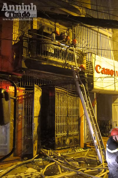 Cảnh sát PCCC tiếp cận hiện trường chữa cháy từ các ngôi nhà bên cạnh Cảnh sát PCCC tiếp cận hiện trường chữa cháy từ các ngôi nhà bên cạnh