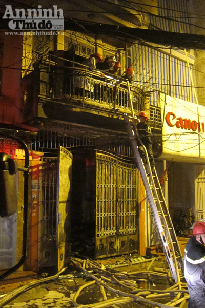 Cảnh sát PCCC tiếp cận hiện trường chữa cháy từ các ngôi nhà bên cạnh