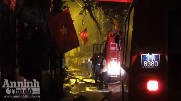 9 xe chữa cháy, xe chuyên dùng được huy động đến hiện trường 9 xe chữa cháy, xe chuyên dùng được huy động đến hiện trường