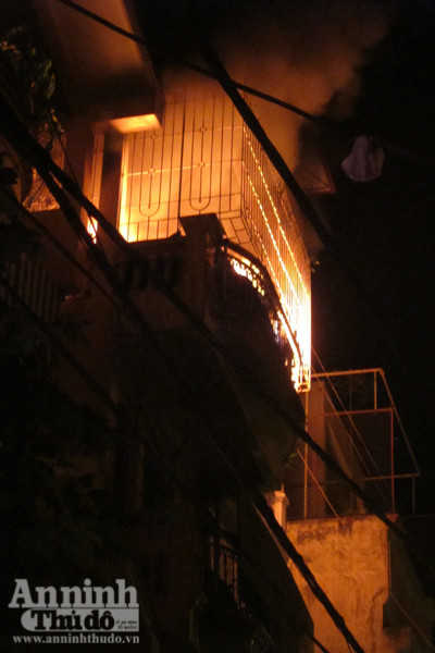 Lửa cháy rực, "nuốt" trọn văn phòng công ty