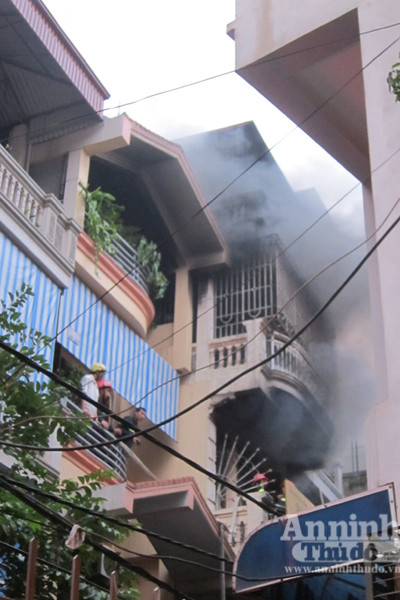 6h sáng, khói vẫn bốc nghi ngút