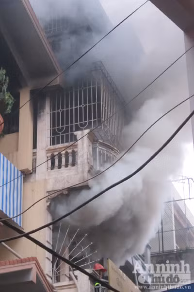 6h sáng, khói vẫn bốc nghi ngút 6h sáng, khói vẫn bốc nghi ngút