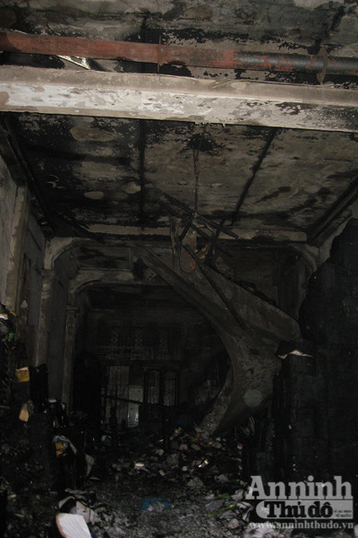 Hệ thống cửa cuốn bị lửa phá hỏng Hệ thống cửa cuốn bị lửa phá hỏng