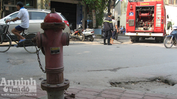 Xe chữa cháy phải lấy nước từ xa Hiện trường bị phong tỏa Xe chữa cháy phải lấy nước từ xa Hiện trường bị phong tỏa