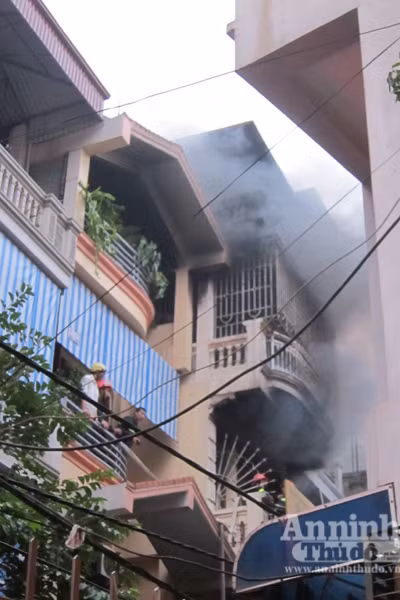 6h sáng, khói vẫn bốc nghi ngút 6h sáng, khói vẫn bốc nghi ngút