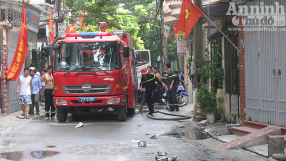 Đến 8h sáng nay, xe cứu hỏa vẫn ứng trực tại hiện trường, phun nước dập tàn Đến 8h sáng nay, xe cứu hỏa vẫn ứng trực tại hiện trường, phun nước dập tàn