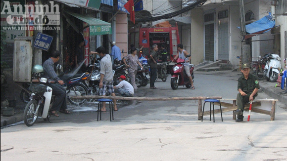 Xe chữa cháy phải lấy nước từ xa Hiện trường bị phong tỏa