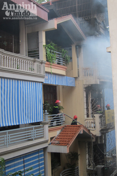 Cảnh sát PCCC tiếp cận hiện trường chữa cháy từ các ngôi nhà bên cạnh