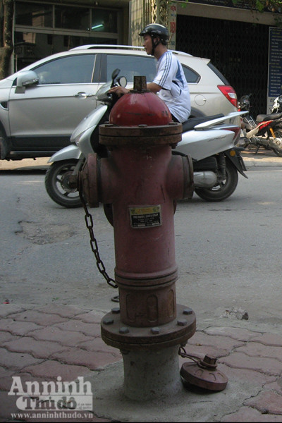 Trụ nước trên phố Nguyễn Ngọc Nại can khô Bà Dư bị trầy xước chân tay khi thoát chạy Trụ nước trên phố Nguyễn Ngọc Nại can khô Bà Dư bị trầy xước chân tay khi thoát chạy