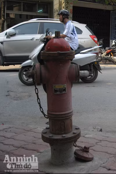 Trụ nước trên phố Nguyễn Ngọc Nại can khô Bà Dư bị trầy xước chân tay khi thoát chạy Trụ nước trên phố Nguyễn Ngọc Nại can khô Bà Dư bị trầy xước chân tay khi thoát chạy