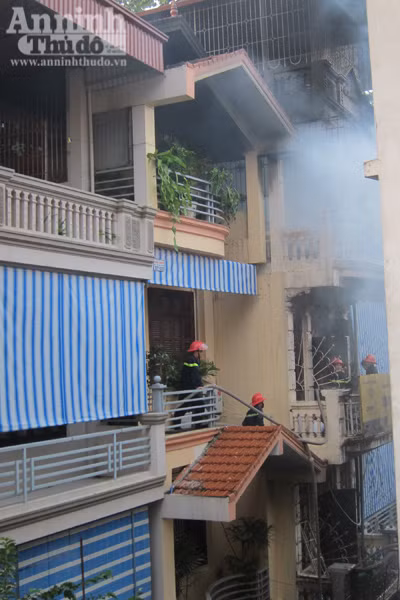 Cảnh sát PCCC tiếp cận hiện trường chữa cháy từ các ngôi nhà bên cạnh Cảnh sát PCCC tiếp cận hiện trường chữa cháy từ các ngôi nhà bên cạnh