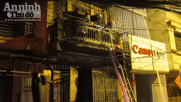 Công tác chữa cháy được triển khai tích cực trong đêm Công tác chữa cháy được triển khai tích cực trong đêm