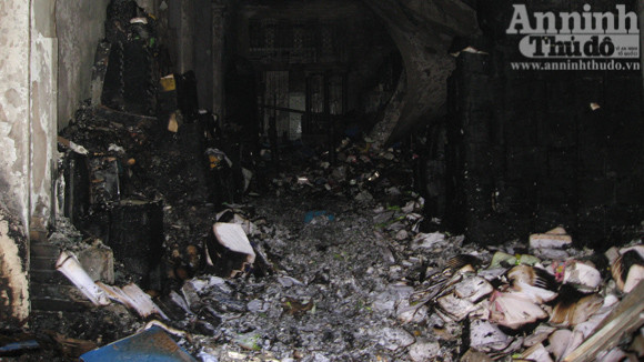 Đến 8h, lửa tắt, mọi đồ đạc trong công ty đã hóa tro