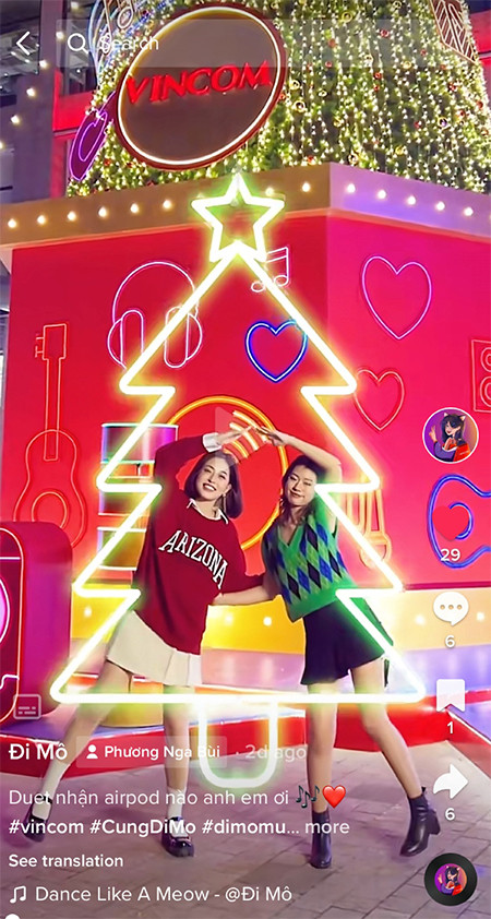 Á hậu Bùi Phương Nga cùng bạn thân nhảy theo trend #DanceLikeAMeow tại cây thông “EDM” cá tính tại Vincom Mega Mall Smart City Á hậu Bùi Phương Nga cùng bạn thân nhảy theo trend #DanceLikeAMeow tại cây thông “EDM” cá tính tại Vincom Mega Mall Smart City