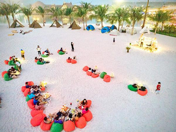 Những chiếc lều xinh xắn trên bãi cát Royal Wave Park hứa hẹn mang đến những trải nghiệm vô cùng thú vị cho khách tham dự