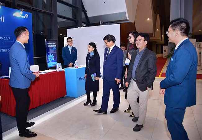 Các giải pháp thanh toán của VietinBank thu hút sự quan tâm của đông đảo đại biểu tham dự bên lề hội nghị Các giải pháp thanh toán của VietinBank thu hút sự quan tâm của đông đảo đại biểu tham dự bên lề hội nghị