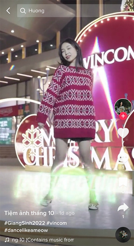 Background đỏ mang không khí Giáng sinh bên biển hồ cũng là toạ độ sống ảo yêu thích của các hot TikTokers dịp Giáng sinh này Background đỏ mang không khí Giáng sinh bên biển hồ cũng là toạ độ sống ảo yêu thích của các hot TikTokers dịp Giáng sinh này