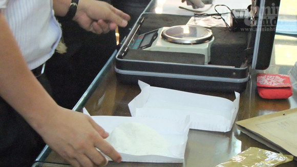 Thủ thuật giấu 1,5kg ma túy đá “qua mặt” máy soi sân bay ảnh 6 Thủ thuật giấu 1,5kg ma túy đá “qua mặt” máy soi sân bay ảnh 6