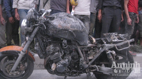 "Siêu" mô tô bị thiêu rụi..., chỉ sau vụ cháy chiếc xe Wave ít phút "Siêu" mô tô bị thiêu rụi..., chỉ sau vụ cháy chiếc xe Wave ít phút