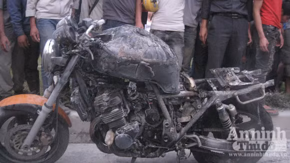 "Siêu" mô tô bị thiêu rụi..., chỉ sau vụ cháy chiếc xe Wave ít phút