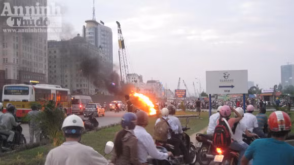 Đám cháy thu hút sự chú ý của nhiều người, giao thông trên đường Phạm Hùng ách tắc