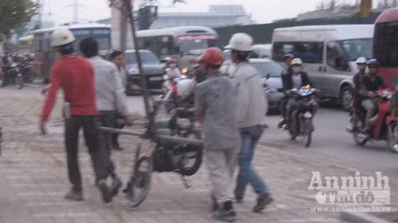 Chiếc xe bị thiêu rụi, trơ khung sắt được người dân khiêng vào vỉa hè