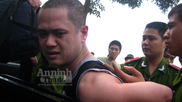 "Ảnh độc" vụ trộm đột nhập biệt thự, "xin lộc" Chivas 18 trên bàn thờ ảnh 1