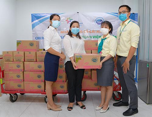 Hàng nghìn ly sữa đã đến với các thiên thần nhỏ tại Bệnh viện Nhi đồng TP.HCM và Nhi đồng 1