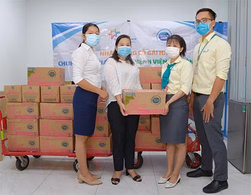 Hàng nghìn ly sữa đã đến với các thiên thần nhỏ tại Bệnh viện Nhi đồng TP.HCM và Nhi đồng 1